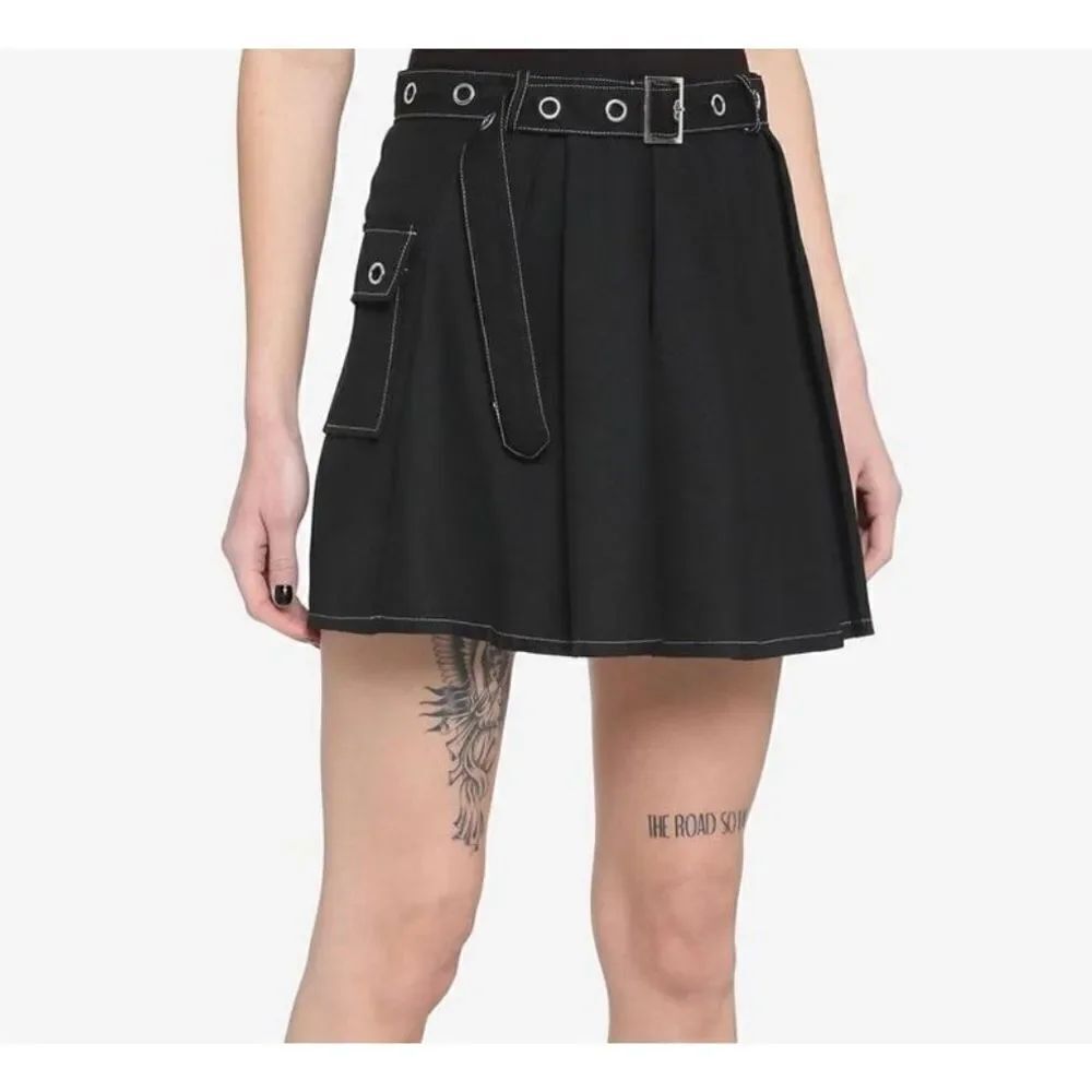 Hot Topic Black Grommet belt pleated skirt NWOT Size Med